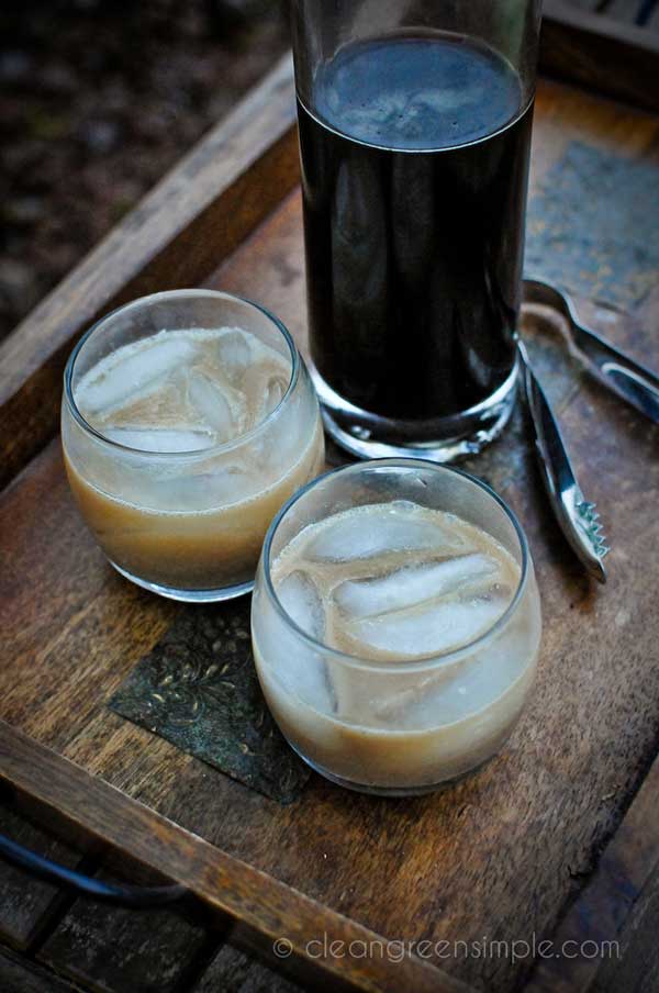 Homemade White Russians with Kahlua