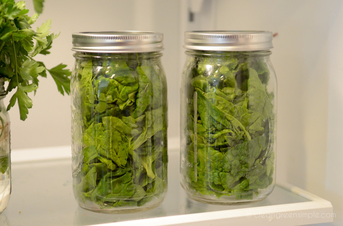 https://cleangreensimple.com/wp-content/uploads/2012/04/lettuce-in-mason-jar.jpg