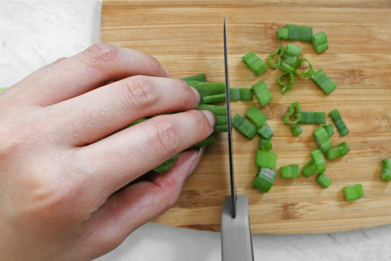 How to Cut Green Onions (Scallions) Clean Green Simple