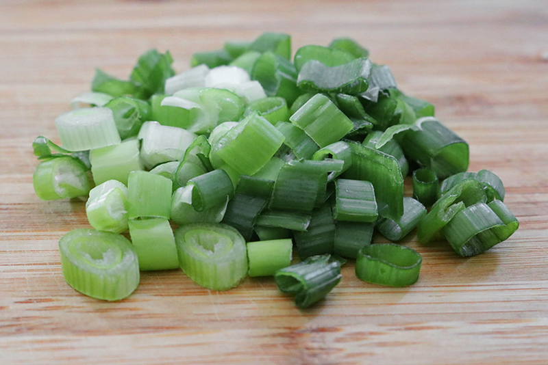 how to cut scallions into small circles