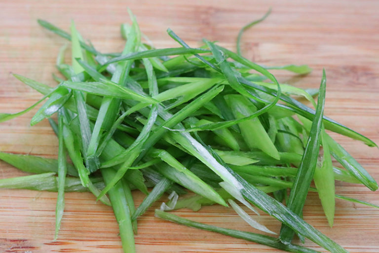 How to Cut Green Onions (Scallions) Clean Green Simple