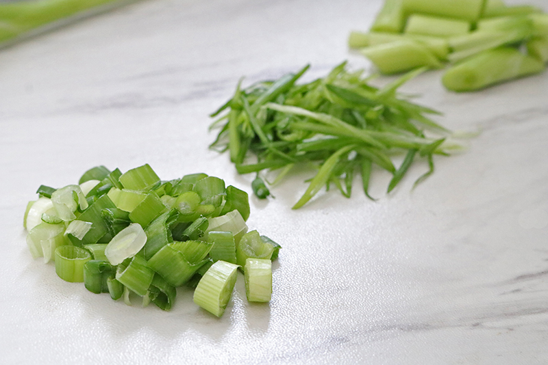 how to cut scallions into different shapes