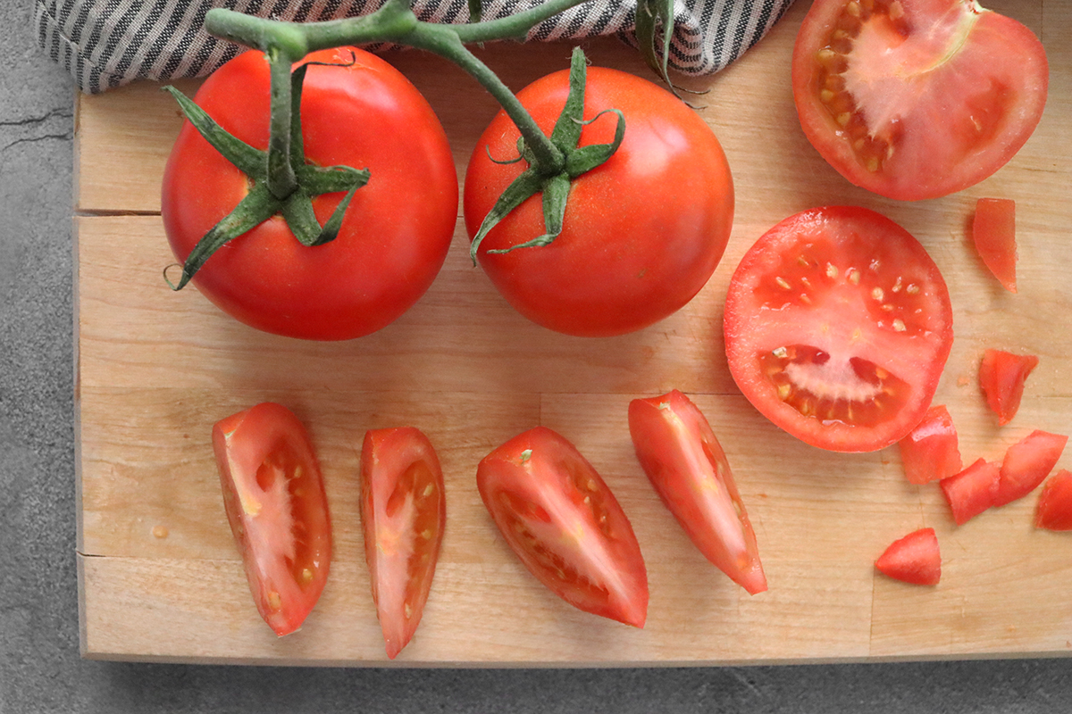 how-to-slice-dice-and-cut-a-tomato-clean-green-simple