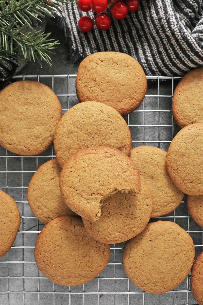 Vegan Gingersnap Cookies