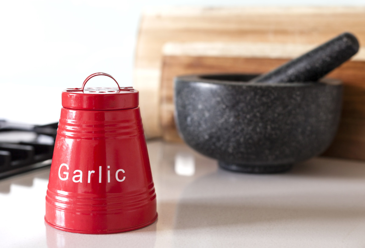Allprettyall Garlic Keeper Vented Ceramic Garlic Storage Container White Stoneware with Acacia Wood Lid