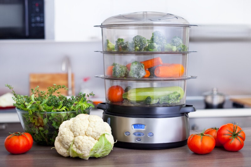 Food steamer with vegetables