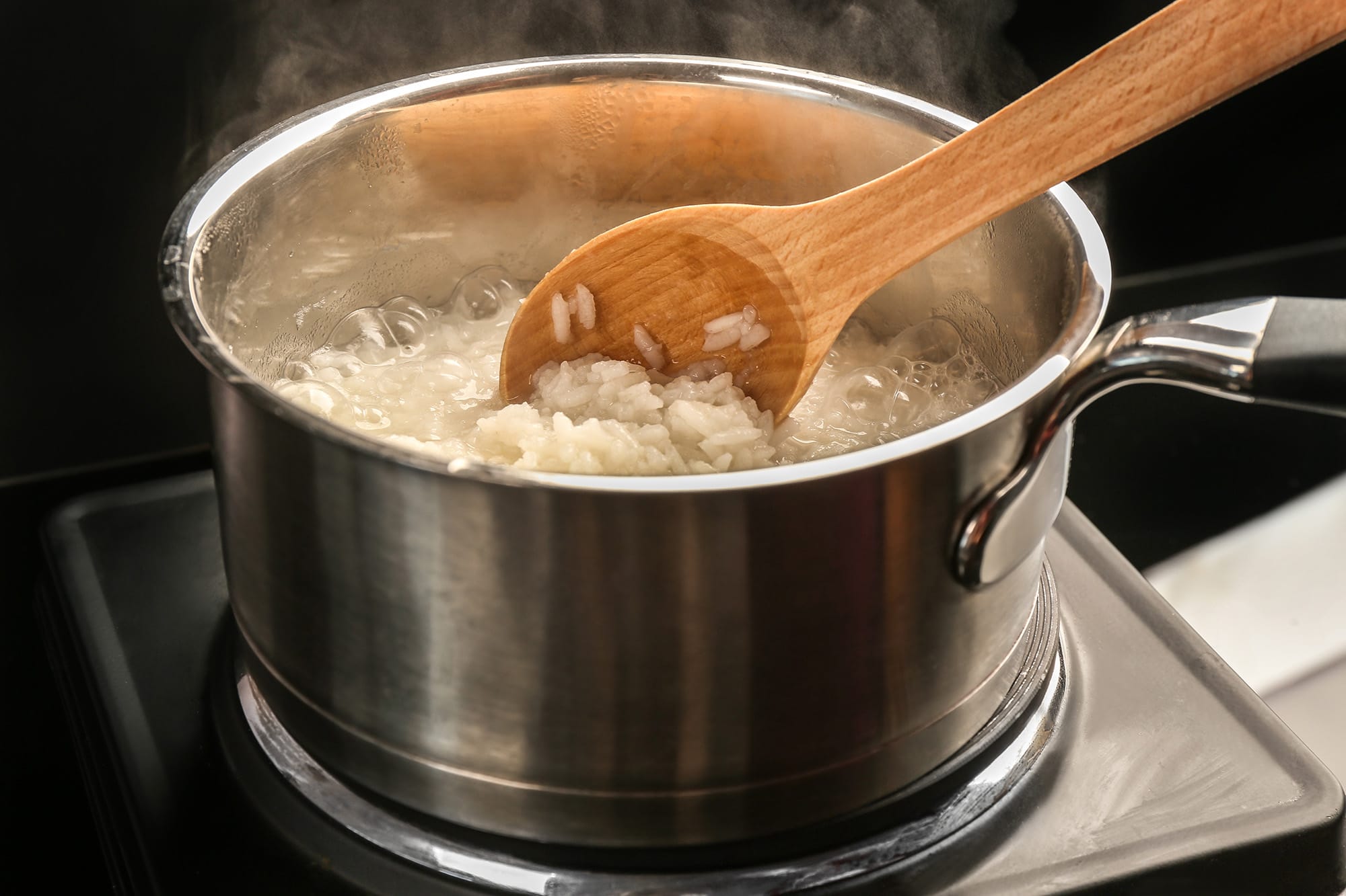 Кипят до готовности. Рис в кастрюле. Посуда для готовки риса. Кастрюля с толстым дном рис. Кастрюля варится.