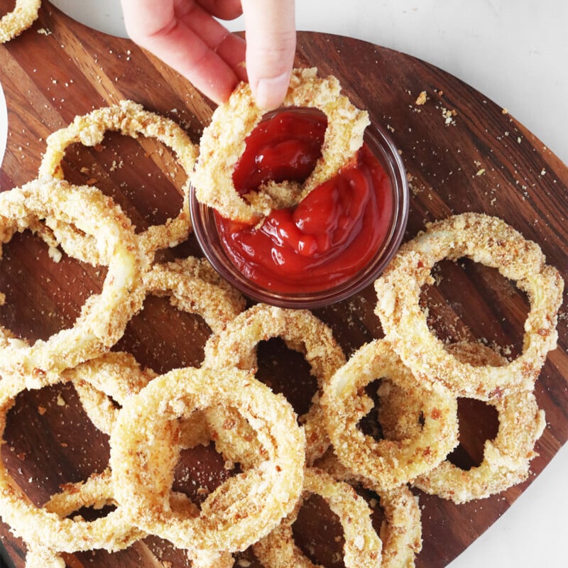 vegan-crispy-baked-onion-rings-clean-green-simple